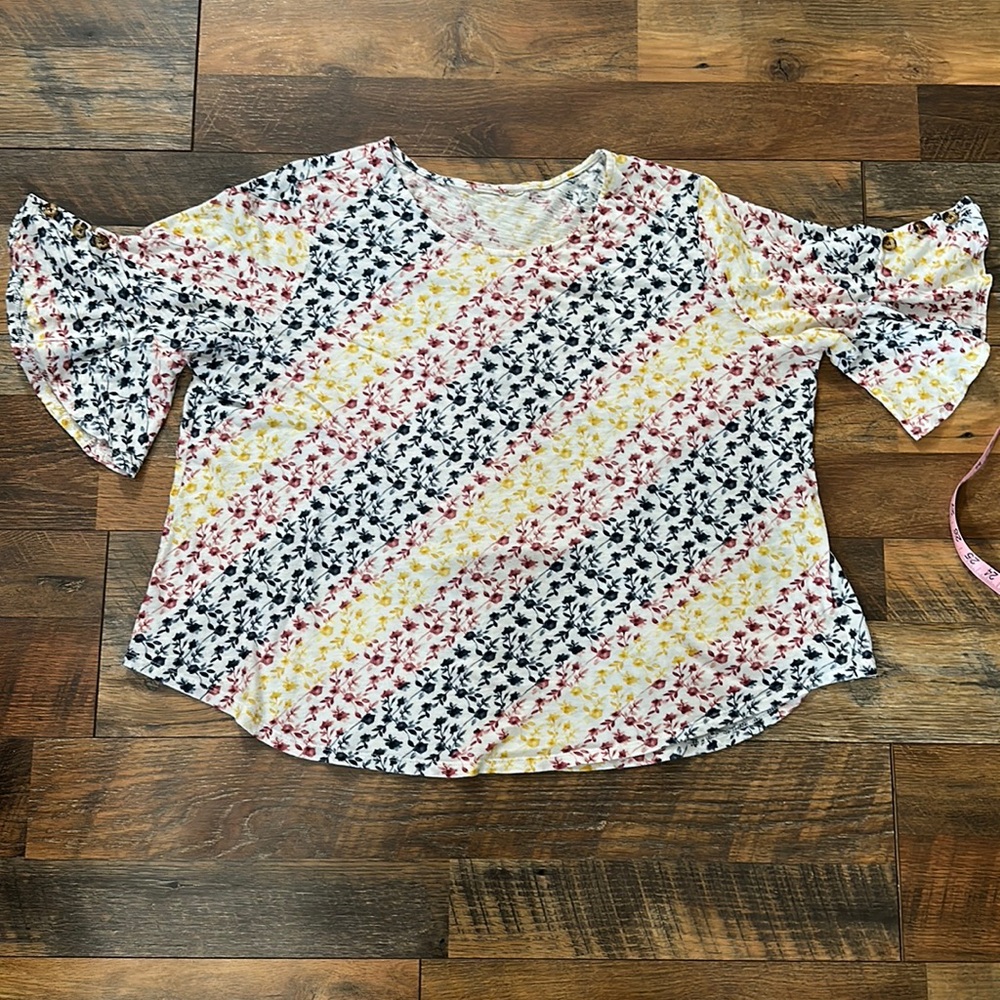 Est 1946 floral top with butterfly sleeves Sz 2X